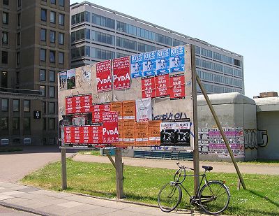 verkiezingsbord op Rijnspoorplein